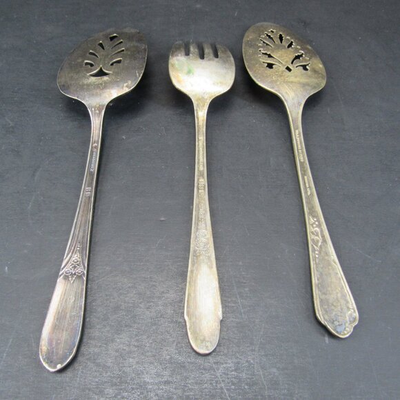 WM Rogers & Sons Vintage Kitchen Utensils 1 Serving Fork and 2 Cake/Pie Servers - Picture 5 of 6